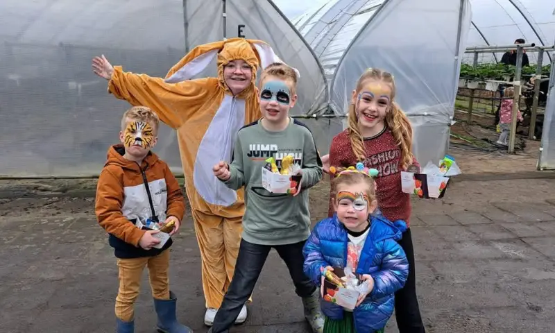 Paaseitjes tussen aardbeitjes