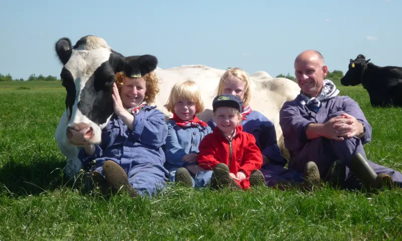 Koeknuffelen met gezin