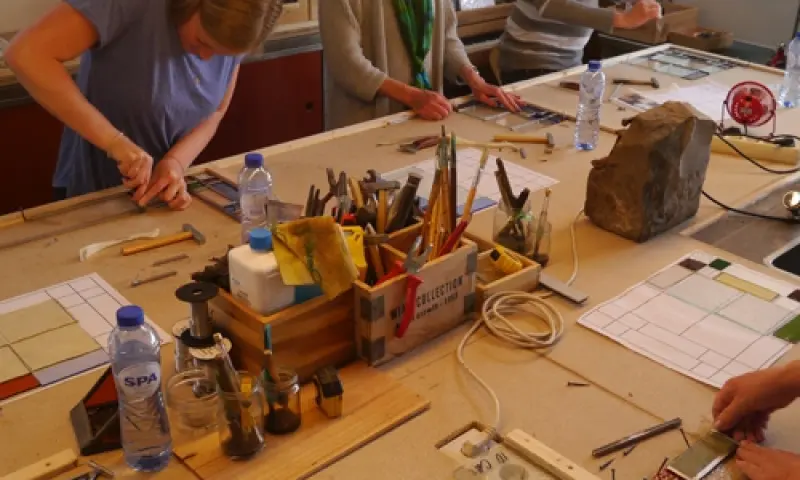 Bezoekers creatief bezig