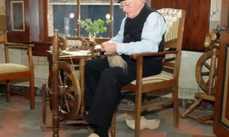 Man aan het spinnen