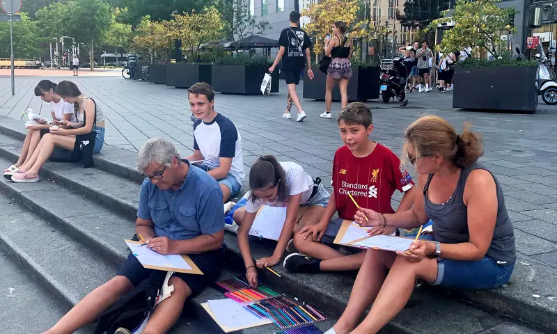 Met familie al tekenend de stad ontdekken