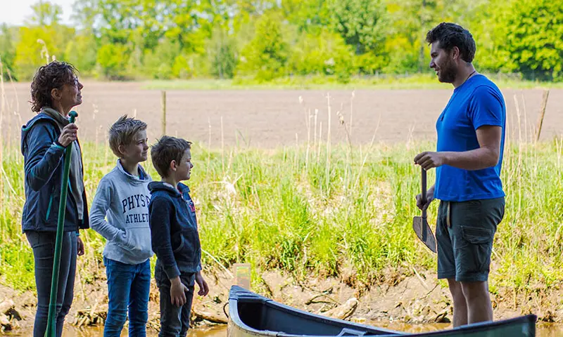 Bezoekers bezig met activiteit