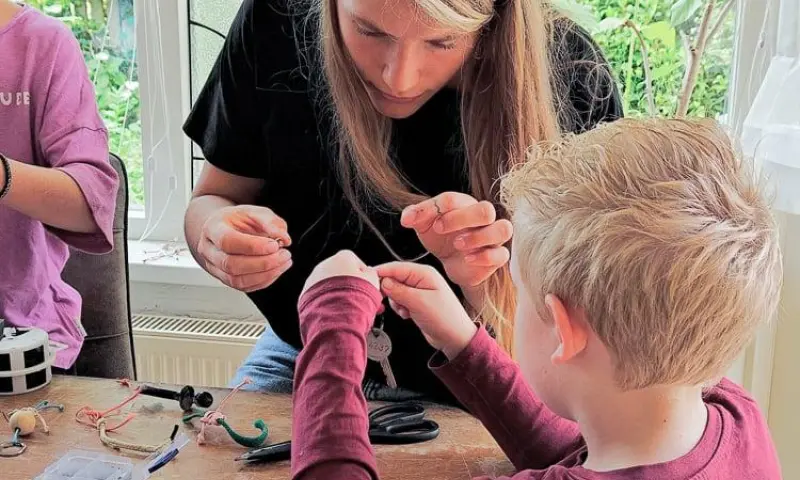 Workshop bloemen knutselen van jutvondsten