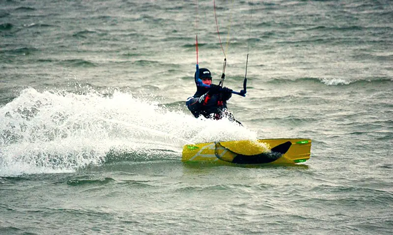 Kitesurfer op het water