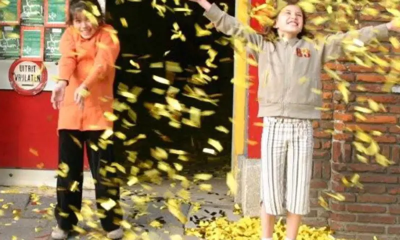 Kinderen met confetti