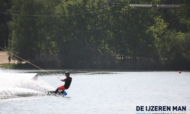 Wakeboarden op het water