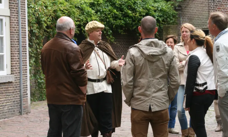 Groep mensen rond de verhalenverteller