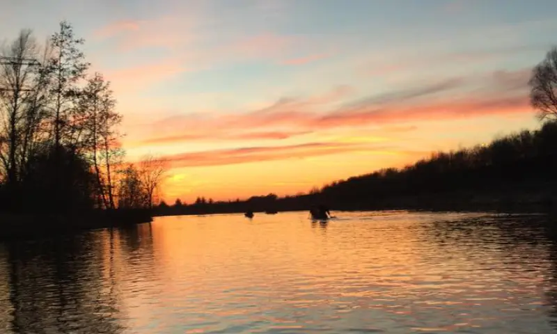 's Avonds in de kano