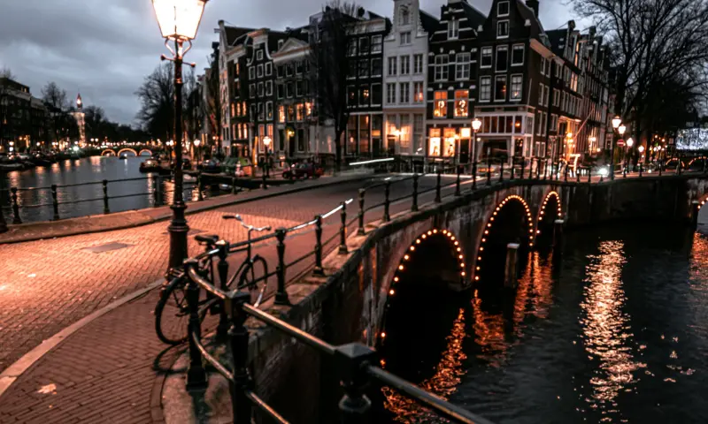 Brug langs de grachten