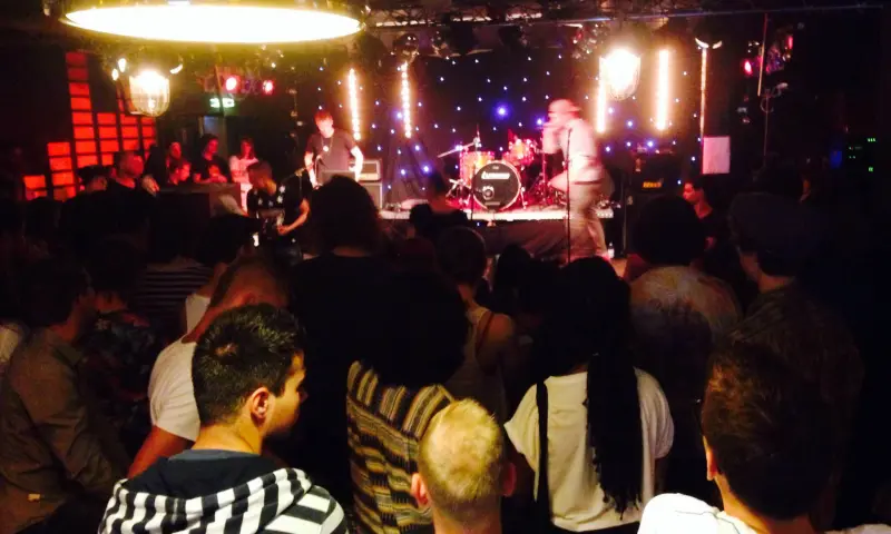 Bezoekers genieten van een optreden tijdens activiteit