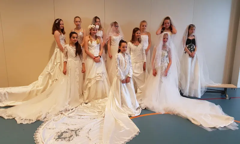 Trouwjurken passen voor de lol