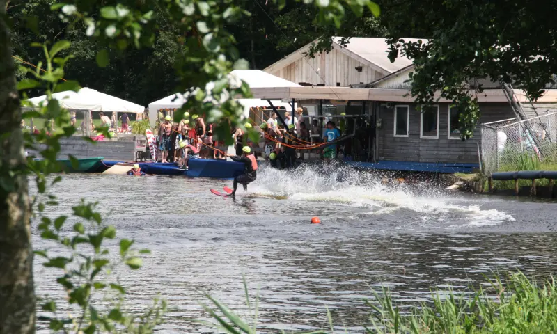 waterskien langs publiek
