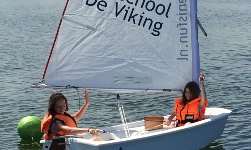 Bezoekers in zeilboot