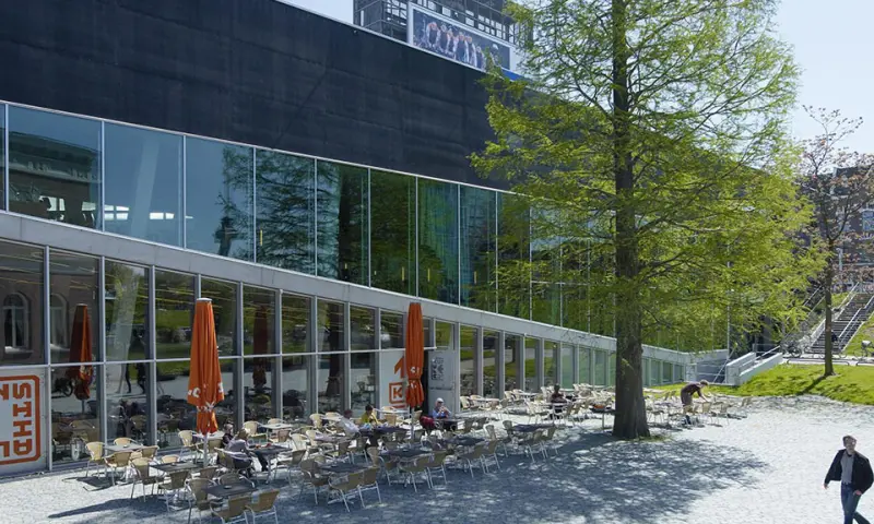 het nabij gelegen cafe