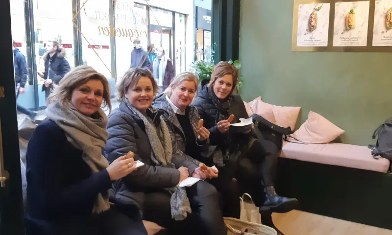 vriendinnen gezellig samen