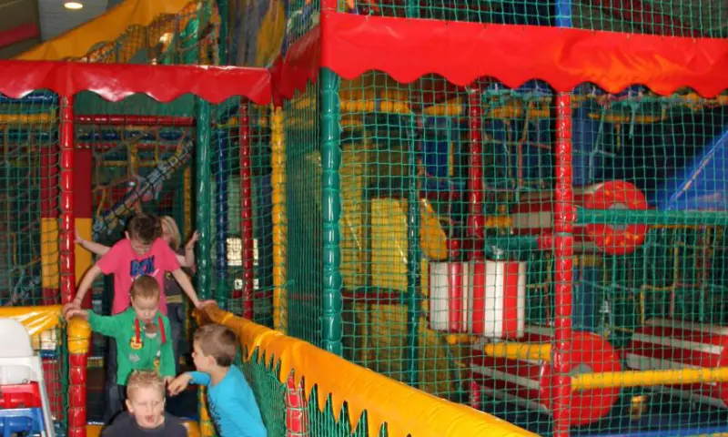 Speeltoestel met kleine bezoekers