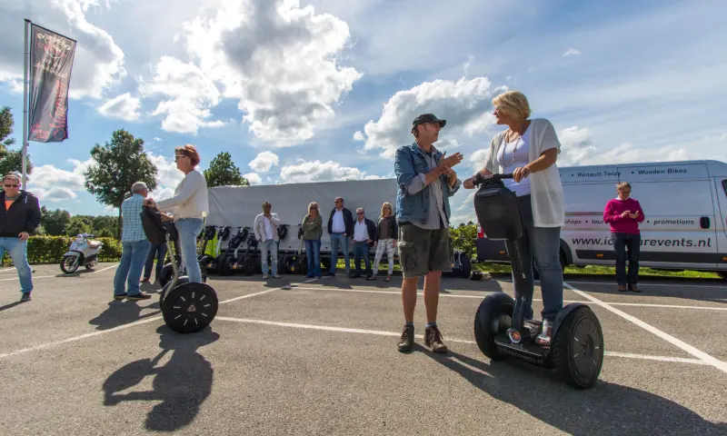 Bezoekers bezig met activiteit