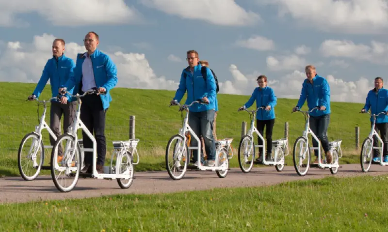 Groep bezoekers op loopfiets