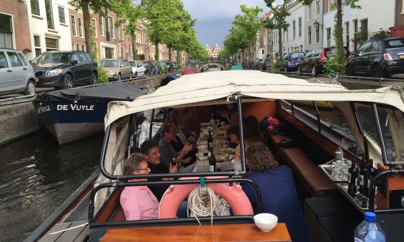 Groep op borrelboot