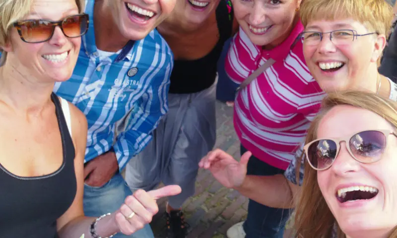 Blije mensen op een selfie