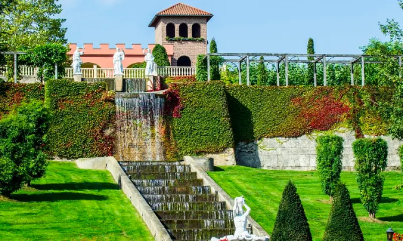 groene tuin met een waterval