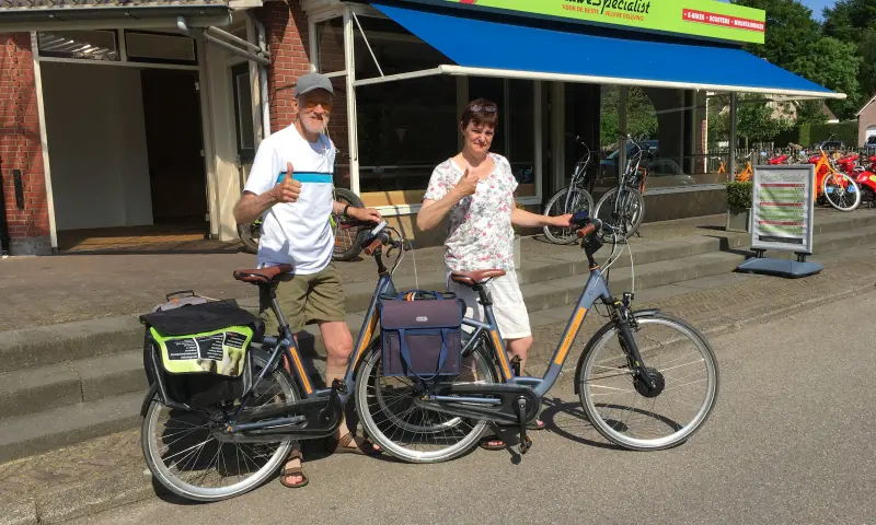 Bezoekers met elektrische fietsen