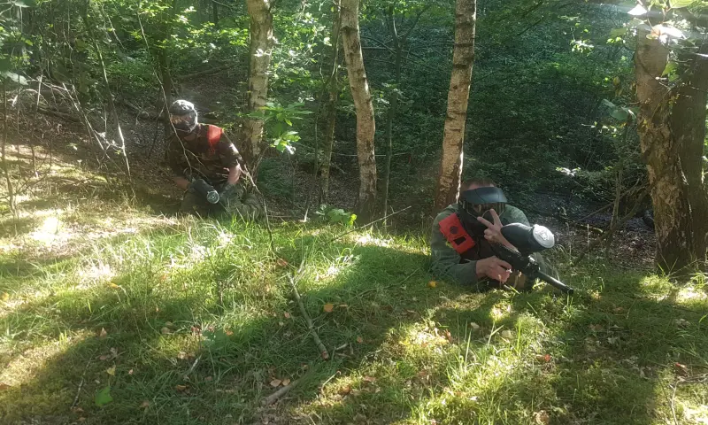 In actie tijdens paintballen