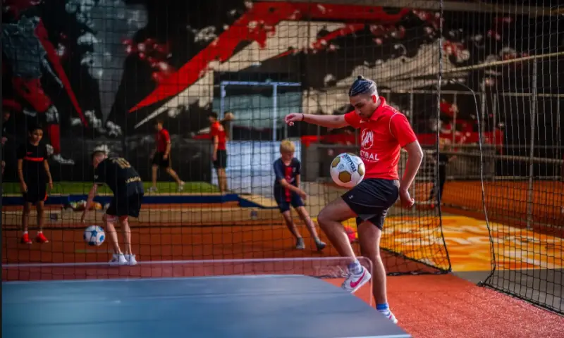 Voetballen in een zaal