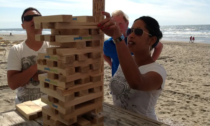 Jenga spelen op het strand