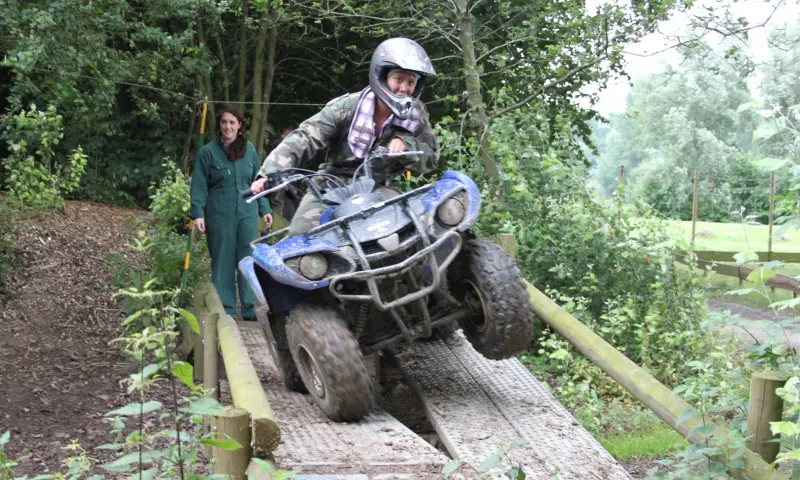 Met quad door de modder