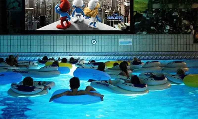 Bioscoop in het zwembad