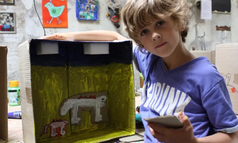 Kind met creatief eindresultaat