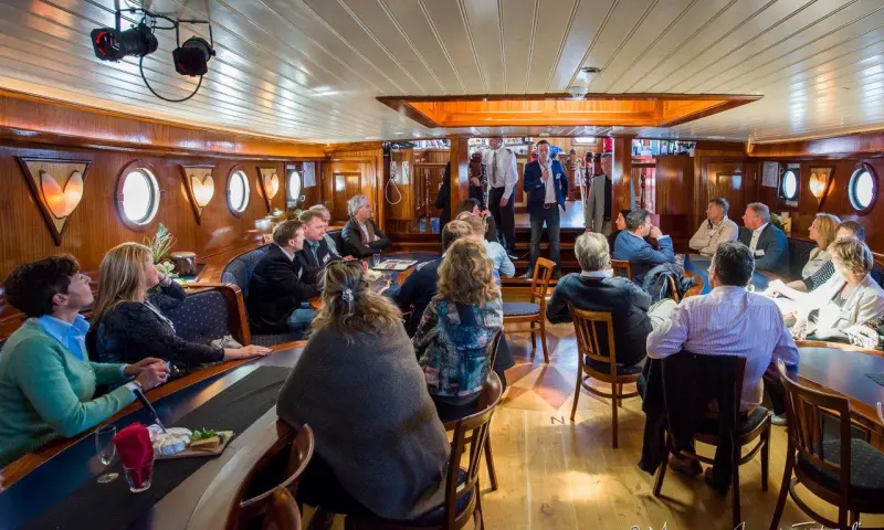 De eetzaal in de boot
