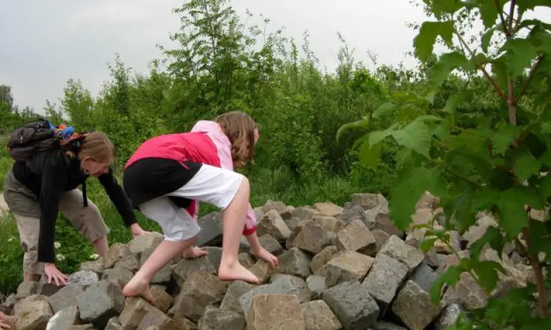 Kinderen klimmen Christoffelhoeve