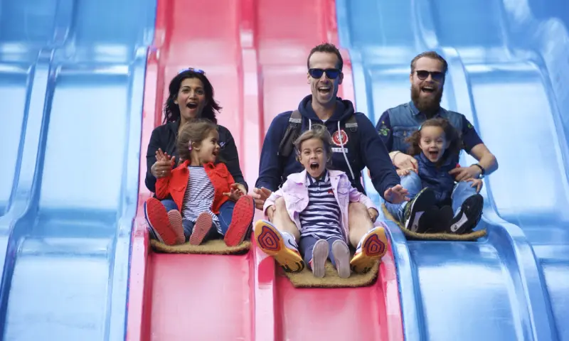 Glijbaan met bezoekers