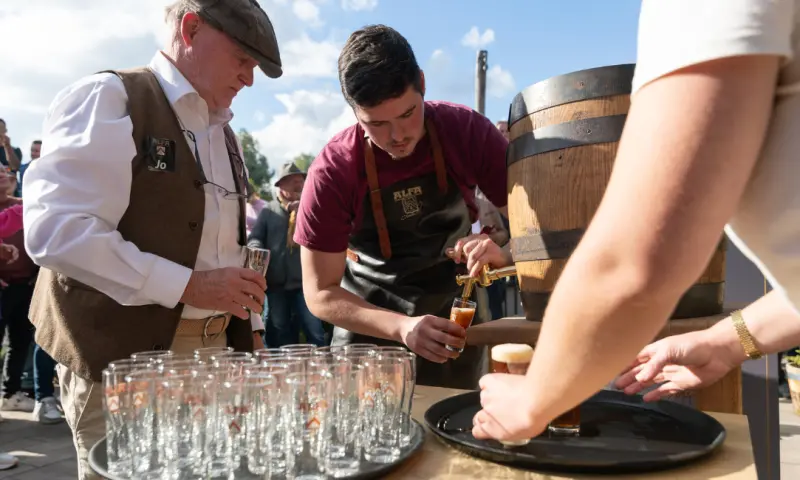Lentebok wordt getapt uit het houten fust