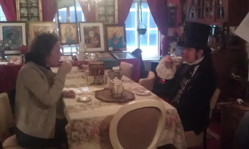 Theeleuten in kostuum