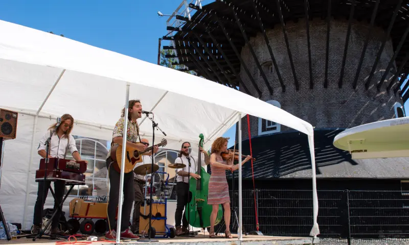Gezellige bandjes in het hele dorp op 2 juli