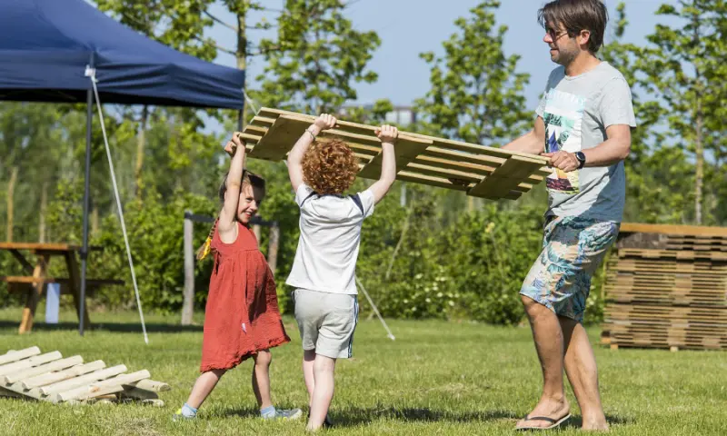 Kinderen pallets aan het tillen