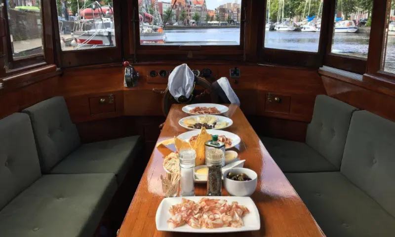 Binnenkant borrelboot