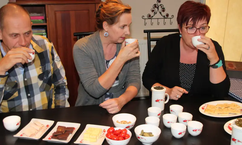 Bezoekers proeven thee