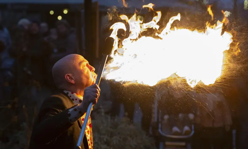 Straattheater met vuurshow en humoristische acts.