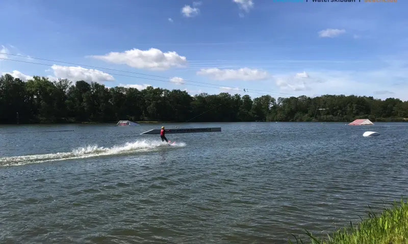 Waterskiën op het meer