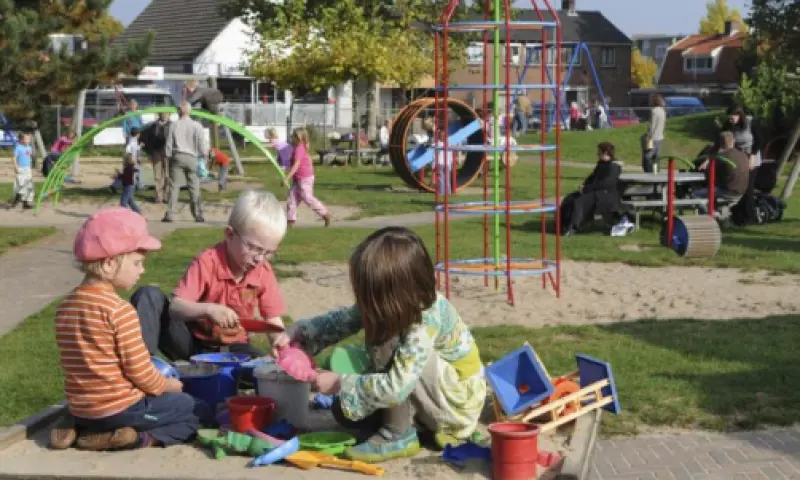Kinderen in de speeltuin