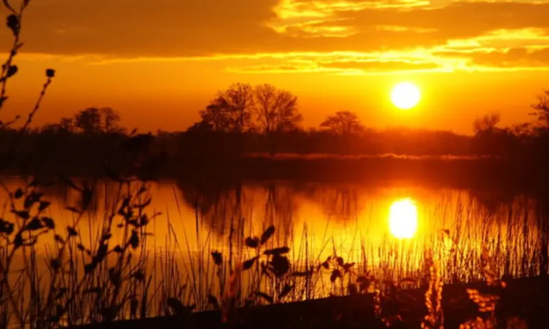 Varen op het Naardermeer in avondschemering