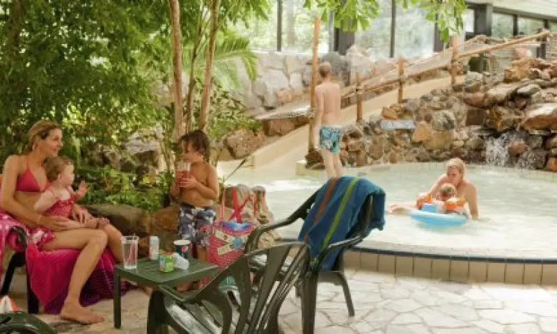 IJsje eten bij zwembad