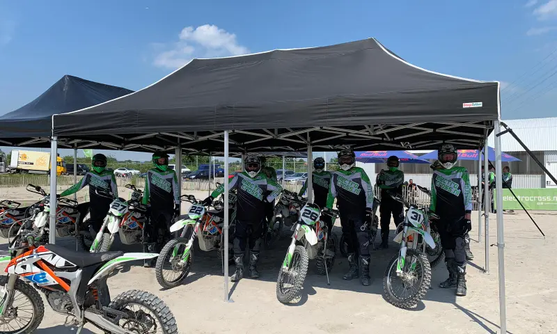 Racen op een crossmotor