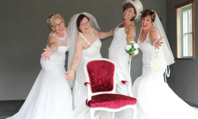 Vrouwen in Trouwjurk