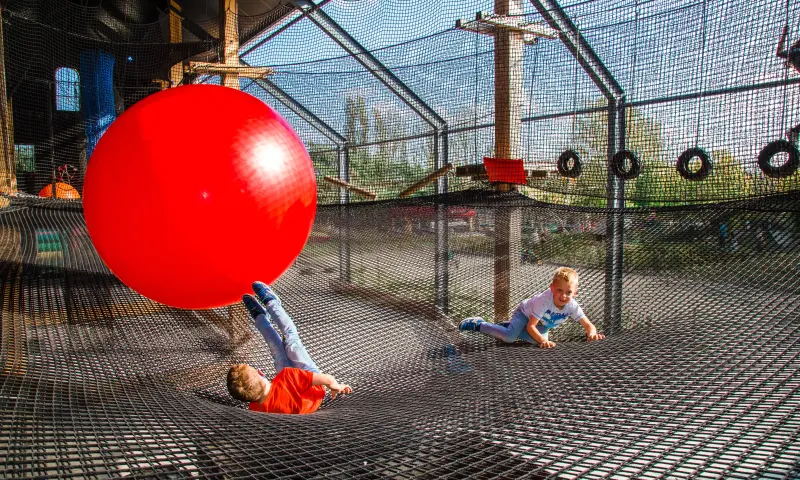Speeltuin, klimparcour, kinderen.