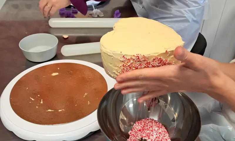 Hartjes taart decoreren